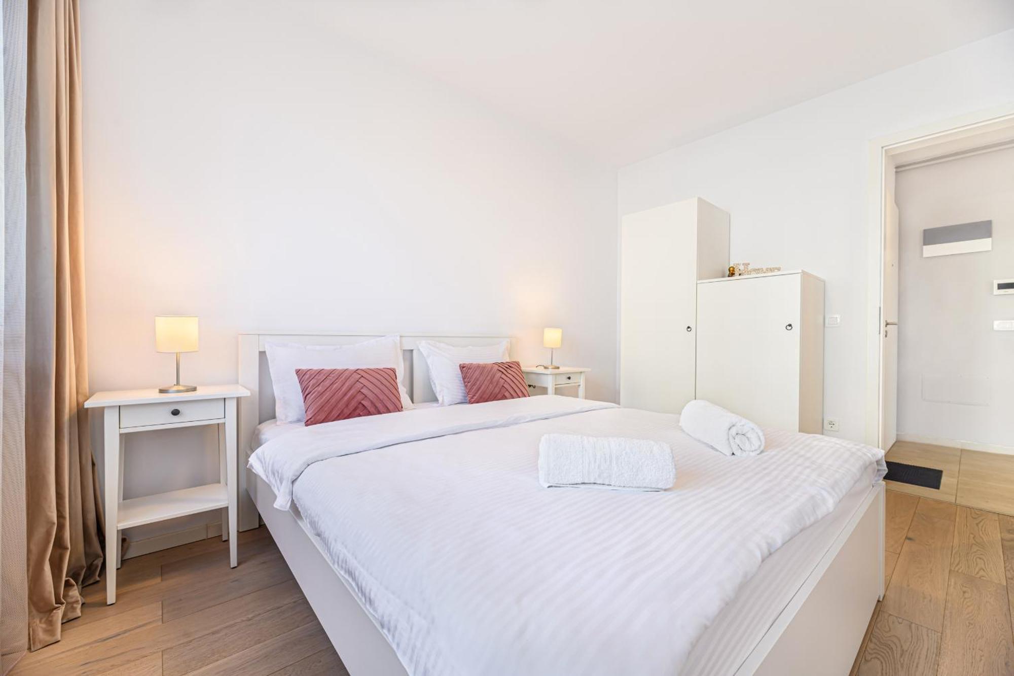 Jad - Luxury 3 Rooms & 2 Rooms Apartments In Kasper, Near Coresi Mall Braşov Exteriör bild
