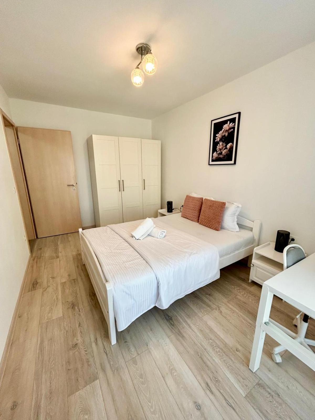 Jad - Luxury 3 Rooms & 2 Rooms Apartments In Kasper, Near Coresi Mall Braşov Exteriör bild